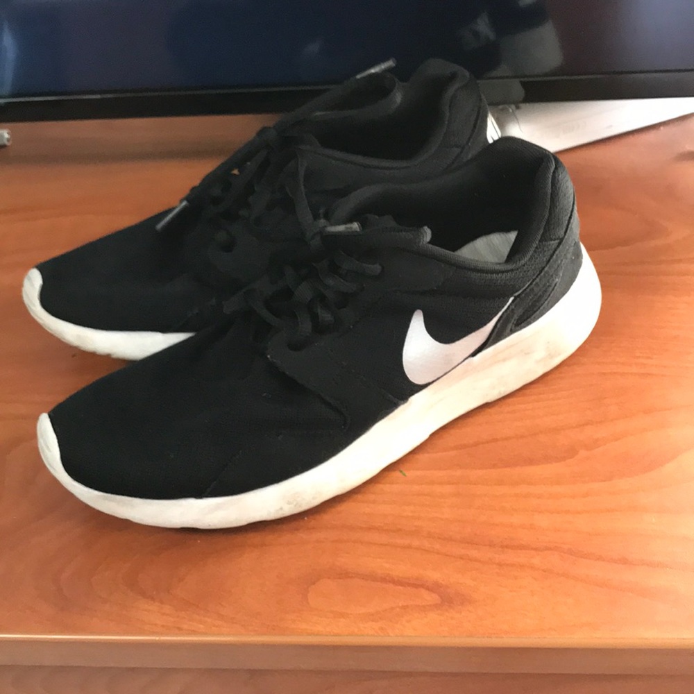 Black nike shoes